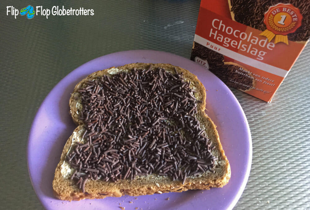 Wat is er als ontbijt? Boterham met hagelslag - Bread with chocolate sprinkles - Lisa from FlipFlopGlobetrotters