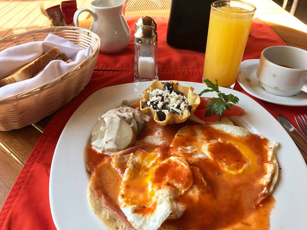 Qué hay para desayunar en México? Huevos Rancheros from Mexico "Ranch-style eggs – Mexico - A Taste for Travel