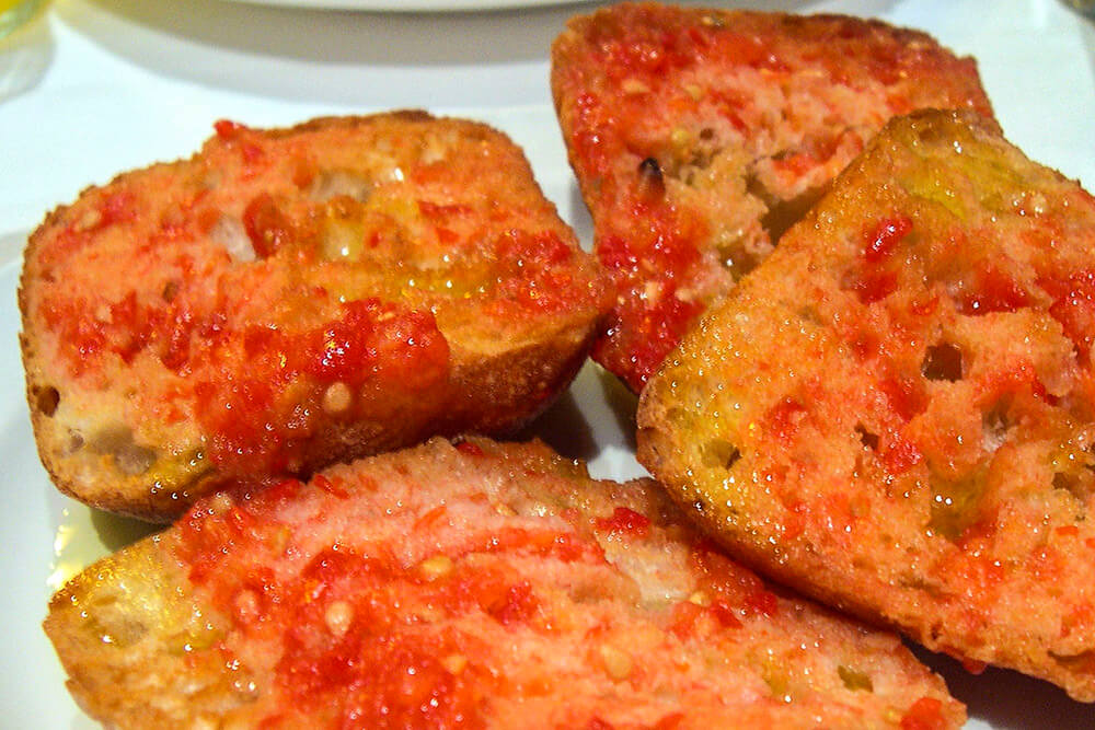 Què hi ha per esmorzar? Pà amb tomàquet: Tomato bread in Catalonia, Spain - Gabor from Surfing the Planet
