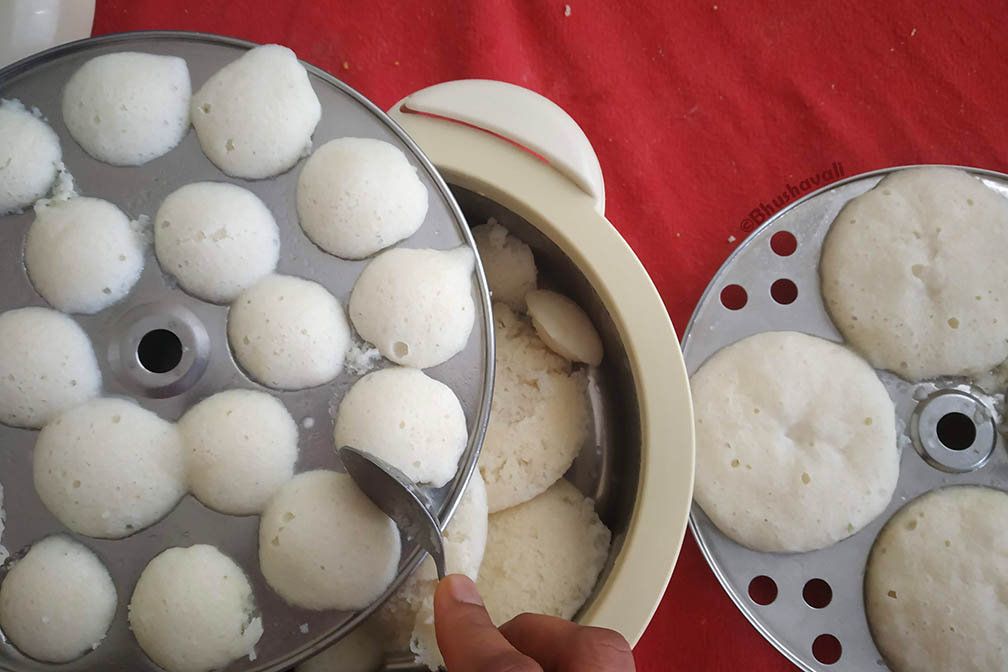 Idlis in their steaming moulds  - Pic by Bhushavali of My Travelogue