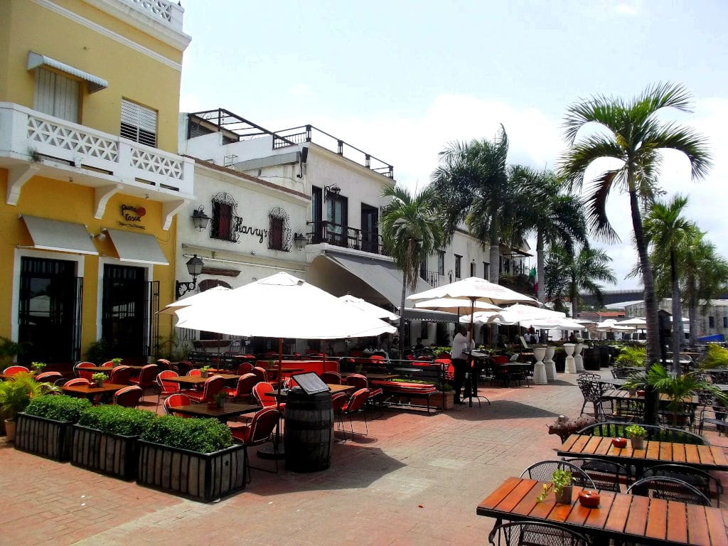 Picture of the Plaza Espana in Santo Domingo where Pat e Palo and Pura Tasca are located