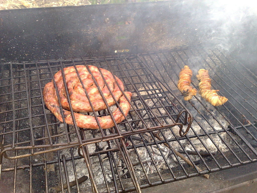Wiki image of Salsiccia and Stigghiola on a grill.