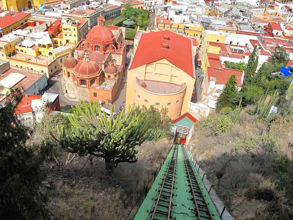 Funicular railway track on the up Monumento al Pípila.