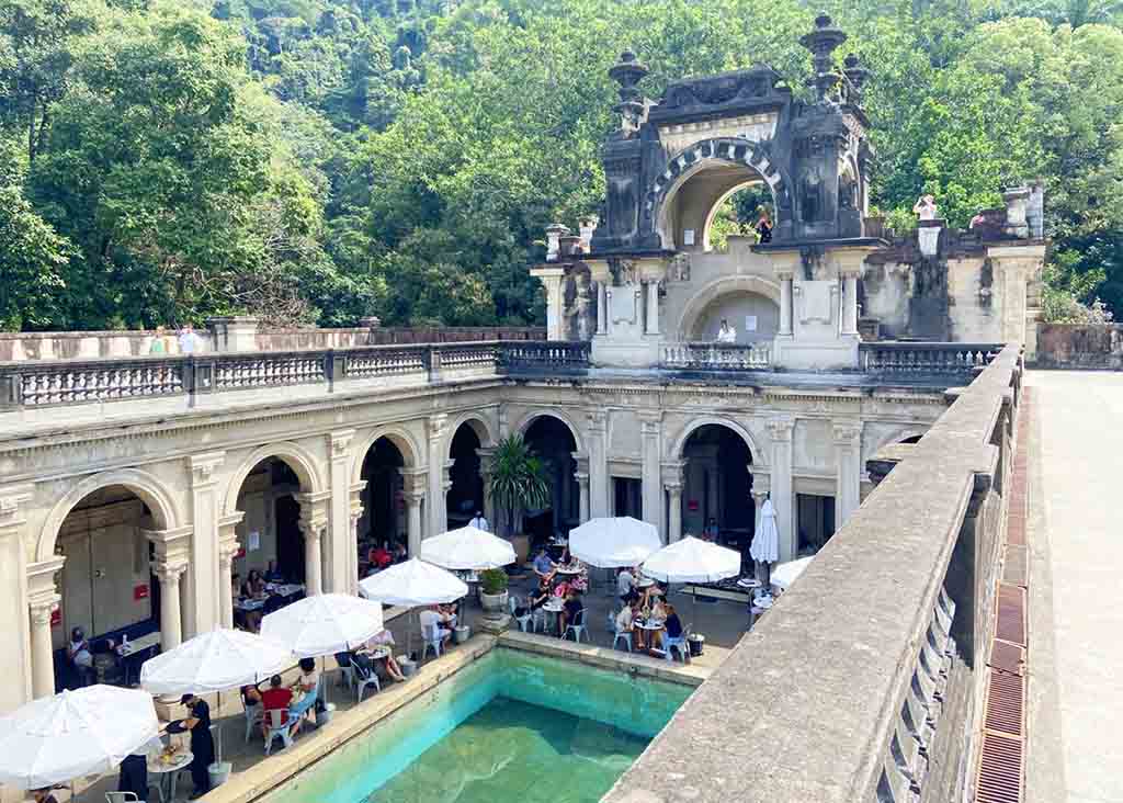 People relaxing at Parque Lage.