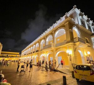 Pic of Mercado Los Bovedas at night.