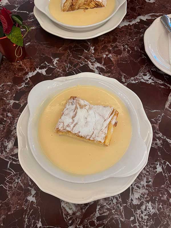 Crisp pastry served with vanilla pudding.